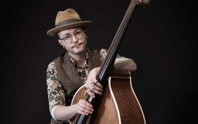 Der Mann am Kon­tra­bass