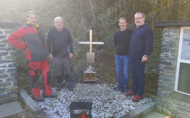 Neu­es Kreuz am Grab der Armen