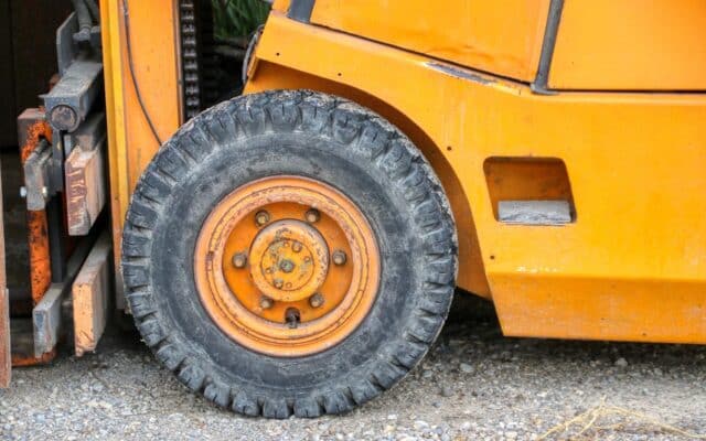 Arbeits­un­fall: Stap­ler­fah­rer über­sah Kol­le­gen