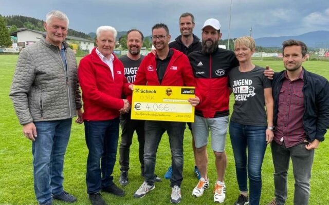 Der Fuß­ball roll­te für den guten Zweck!