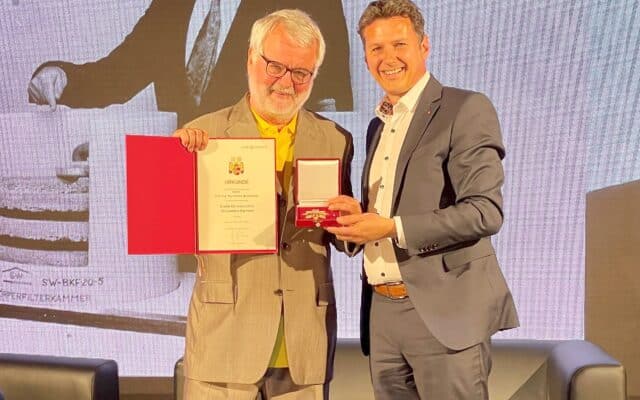 Gro­ßes Ehren­zei­chen für Karl-Heinz Wol­sch­ner