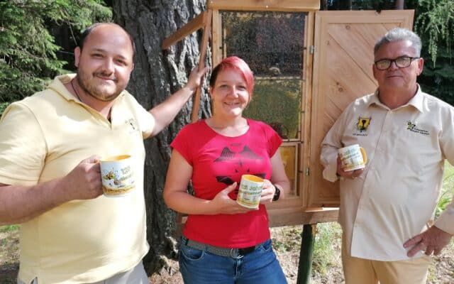 Zu Besuch im „Imker­zen­trum Natur­park Dobratsch“