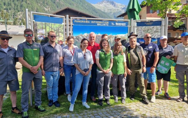 Glück­li­che Fami­li­en am Natio­nal­park-Fest in Mall­nitz