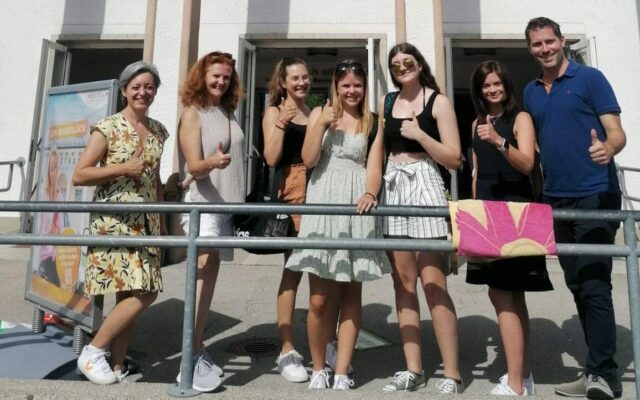 Jugend­li­che baden nun ab 18 Uhr kos­ten­los!