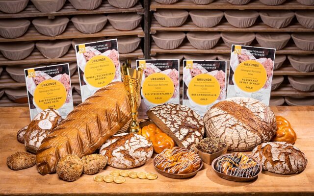 Jugend­li­che stah­len Back­wa­ren aus Bau­ern­markt­hüt­te