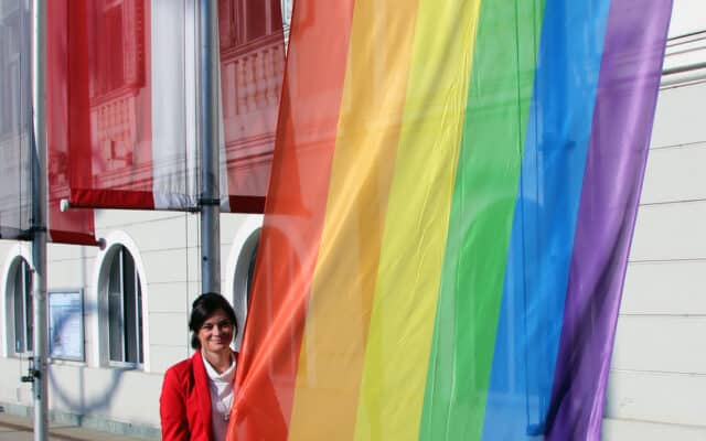 Kla­gen­furt zeigt im „Pri­de Month“ Flag­ge