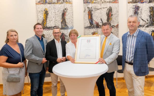 Ehren­ur­kun­de für Lise­lot­te Suet­te