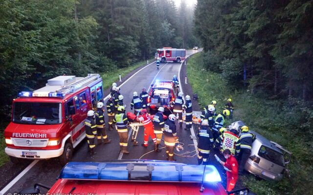Zwei Schwer­ver­letz­te nach Fron­tal-Kol­li­si­on auf Gurk­tal Stra­ße