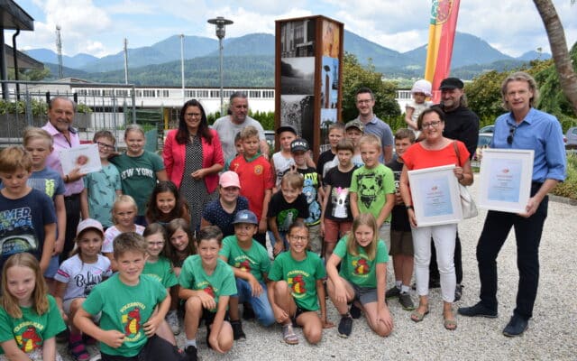 Licht­säu­le als Sym­bol des Gene­ra­tio­nen-Dia­logs in Fern­dorf