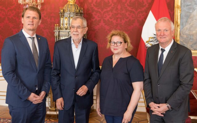 Gün­ther Novak bei Arbeits­ge­spräch in der Hof­burg