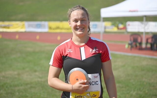 Lea und Eli­sa­beth zeig­ten groß auf!
