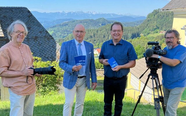 „Ser­vus, Sreč­no, Ciao“ im Zei­chen der Kirch­tür­me