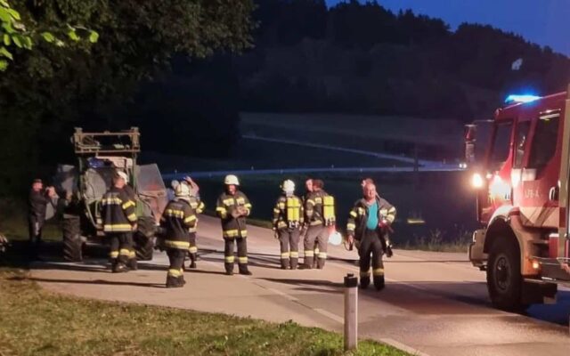 Trak­tor­brand auf der Klein St. Vei­ter Stra­ße