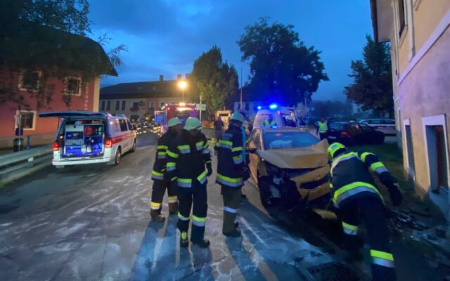 Rei­sach: Auto prall­te fron­tal gegen Haus­mau­er!