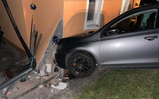 Met­nitz: Auto krach­te in Haus­mau­er