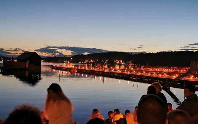 Beim Lich­ter-Fest erstrahlt der Klo­pei­ner See