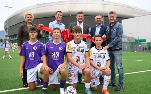 Neu­er Kunst­ra­sen im Sport­park ein­ge­weiht