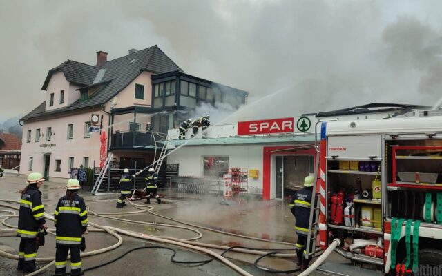 „Spar“-Markt in Met­nitz brann­te ab!