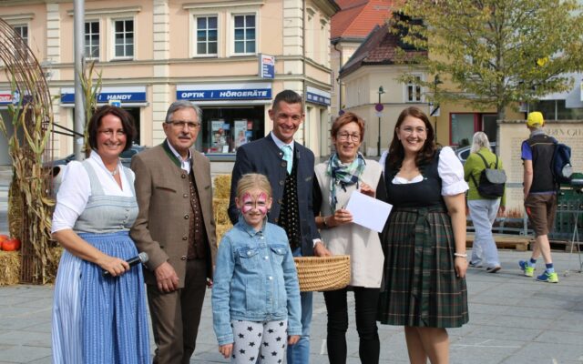 Herbst­li­ches Fest auf dem Haupt­platz in Völ­ker­markt