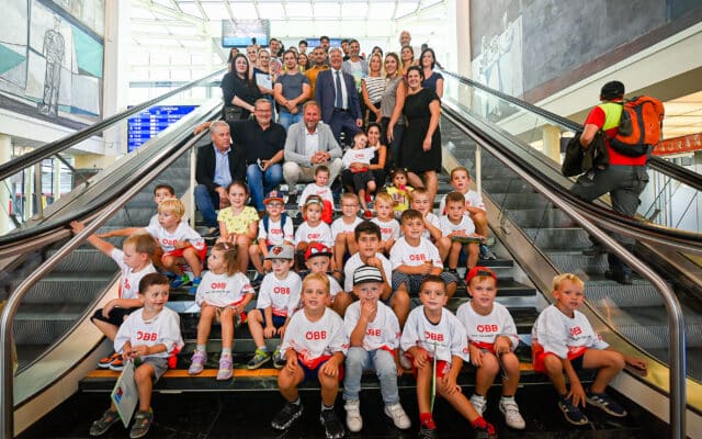 Fuß­ball­ju­gend mit dem Zug auf Ent­de­ckungs­fahrt