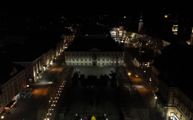 War­um leuch­tet der Lind­wurm in der Nacht zum Sams­tag blau?