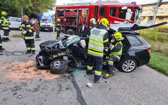 Len­ker (51) nach Alko­un­fall in PKW ein­ge­klemmt