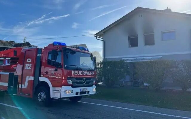 Zwei Poli­zis­ten ret­te­ten drei Bewoh­ner aus Haus