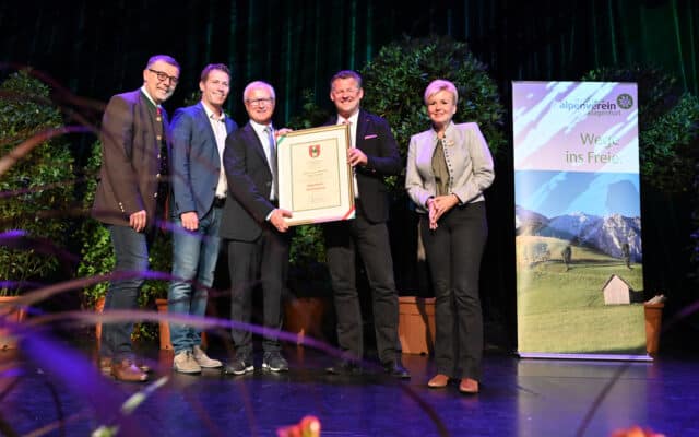 Alpen­ver­ein erhält Kla­gen­fur­ter Stadt­wap­pen