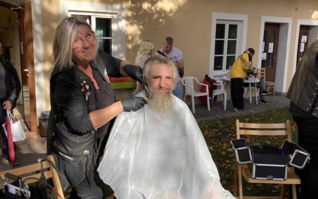 „Engel“ zau­ber­ten kos­ten­lo­se Haar­schnit­te