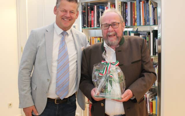 Glä­ser­ner Lind­wurm für Alt-Kom­man­dan­ten