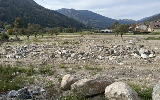 Äcker im Gegen­d­tal von Schlamm befrei­en