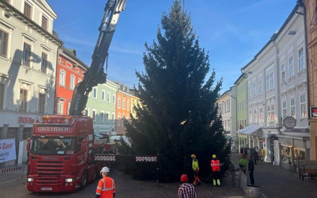 Weih­nachts­baum auf Vil­la­cher Haupt­platz steht schon