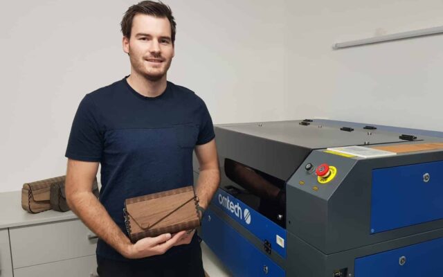 Bei ihm ent­ste­hen nicht nur Hand­ta­schen aus Holz