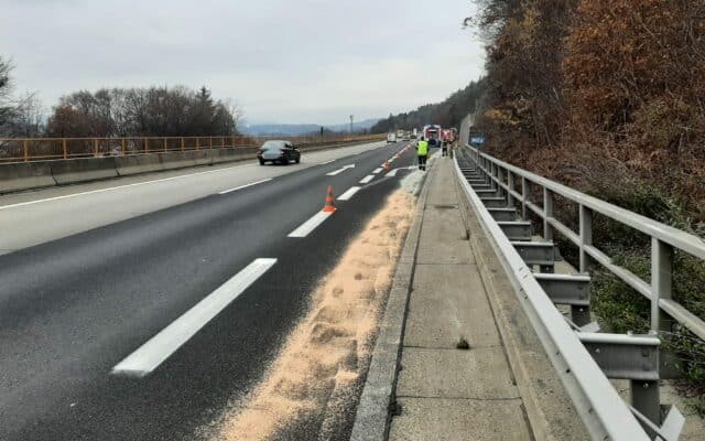Auf Süd-Auto­bahn rann heu­te Die­sel aus