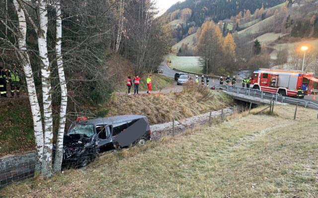 Dis­co-Shut­tle kam in Renn­weg von der Stra­ße ab