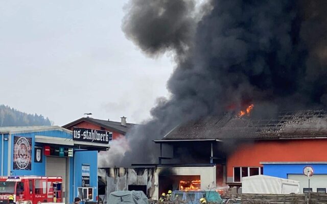 Brand in Gewerbe­siedlung for­der­te Ein­satz­kräf­te