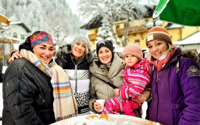 Advent­markt bei Schnee­fall in Mall­nitz