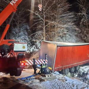 Sattelschlepper drohte in Bach zu stürzen
