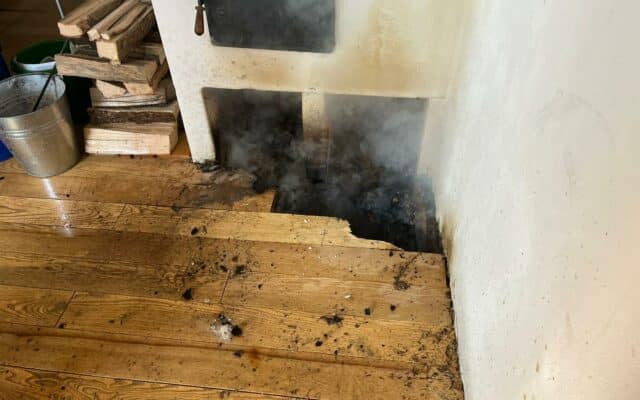 Glutreste verursachten einen Schwelbrand auf dem Parkettboden.