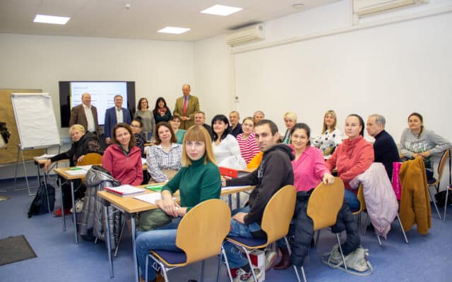 Geflüch­te­te Ukrai­ner ler­nen in St. Veit Deutsch