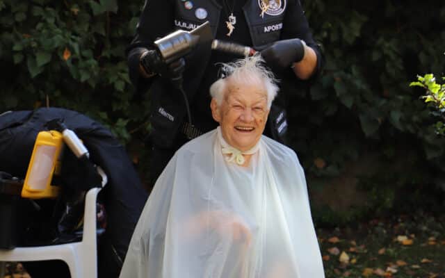 Die Engel mit Kamm und Sche­re kom­men ins Egger­heim