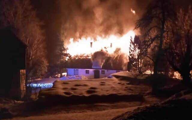 Haus­brand: 120 Feu­er­wehr­kräf­te stan­den im Ein­satz