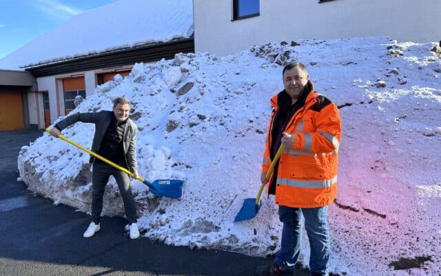Markus Lakounigg mit einem Mitarbeiter des Bauhofs