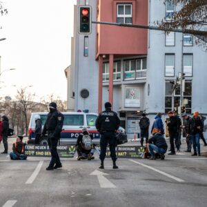 Klimakleber blockierten Straße im Klagenfurter Frühverkehr