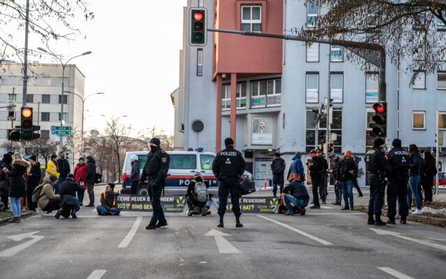 Klimakleber blockierten Straße im Klagenfurter Frühverkehr