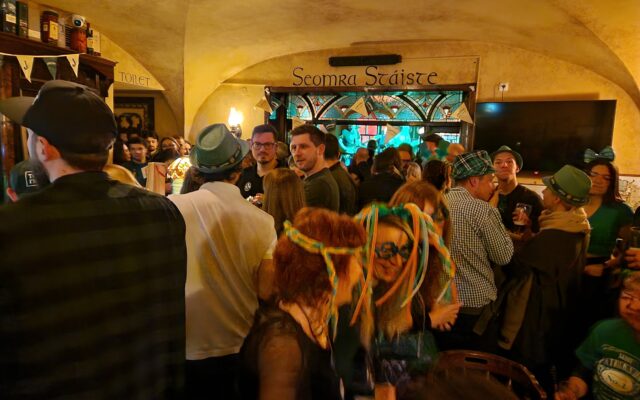 St. Patricks Day: Kla­gen­furt fei­er­te ganz in Grün