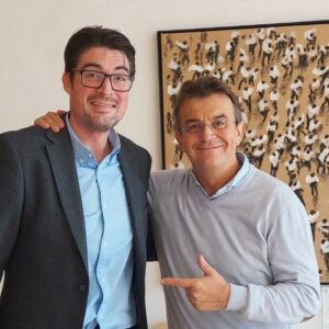 Promis signieren seine Champagner-Flaschen