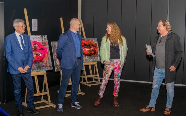 Kunst umge­ben von Autos
