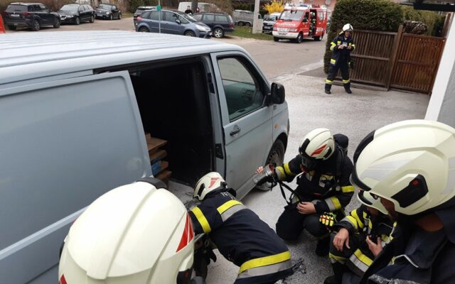 Kar­sams­tag: Oster­schwamm ver­ur­sach­te Fahr­zeug­brand
