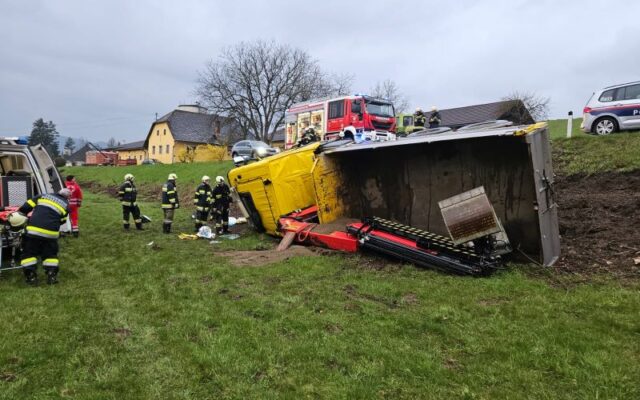 Völ­ker­markt: LKW stürz­te über Böschung